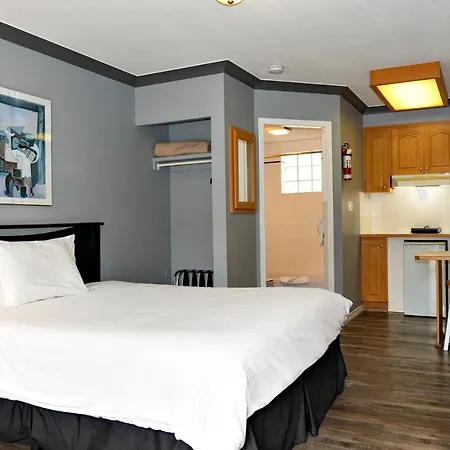 Tiki Shores Inn & Suites Penticton Exterior photo