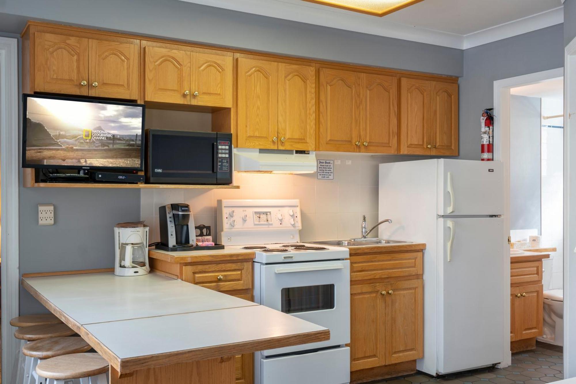 Tiki Shores & 2* Penticton